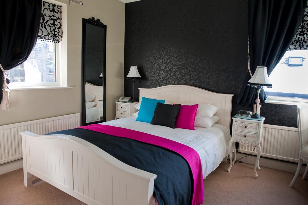 The Grafton Hotel Harrogate Eksteriør billede A bedroom in the hotel