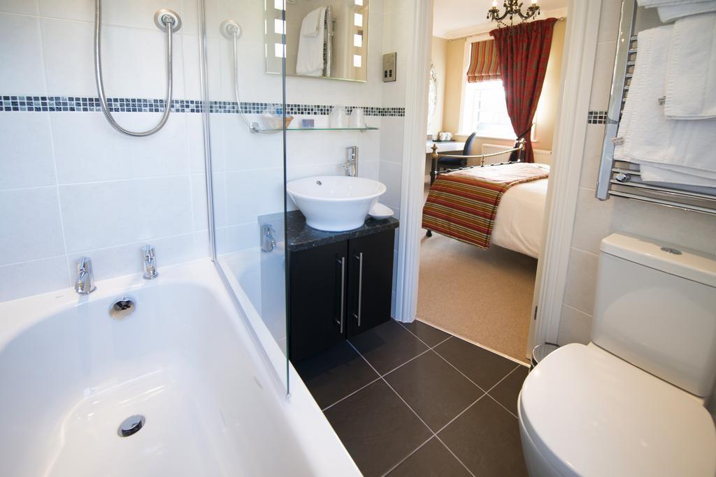 The Grafton Hotel Harrogate Eksteriør billede A bathroom in a hotel