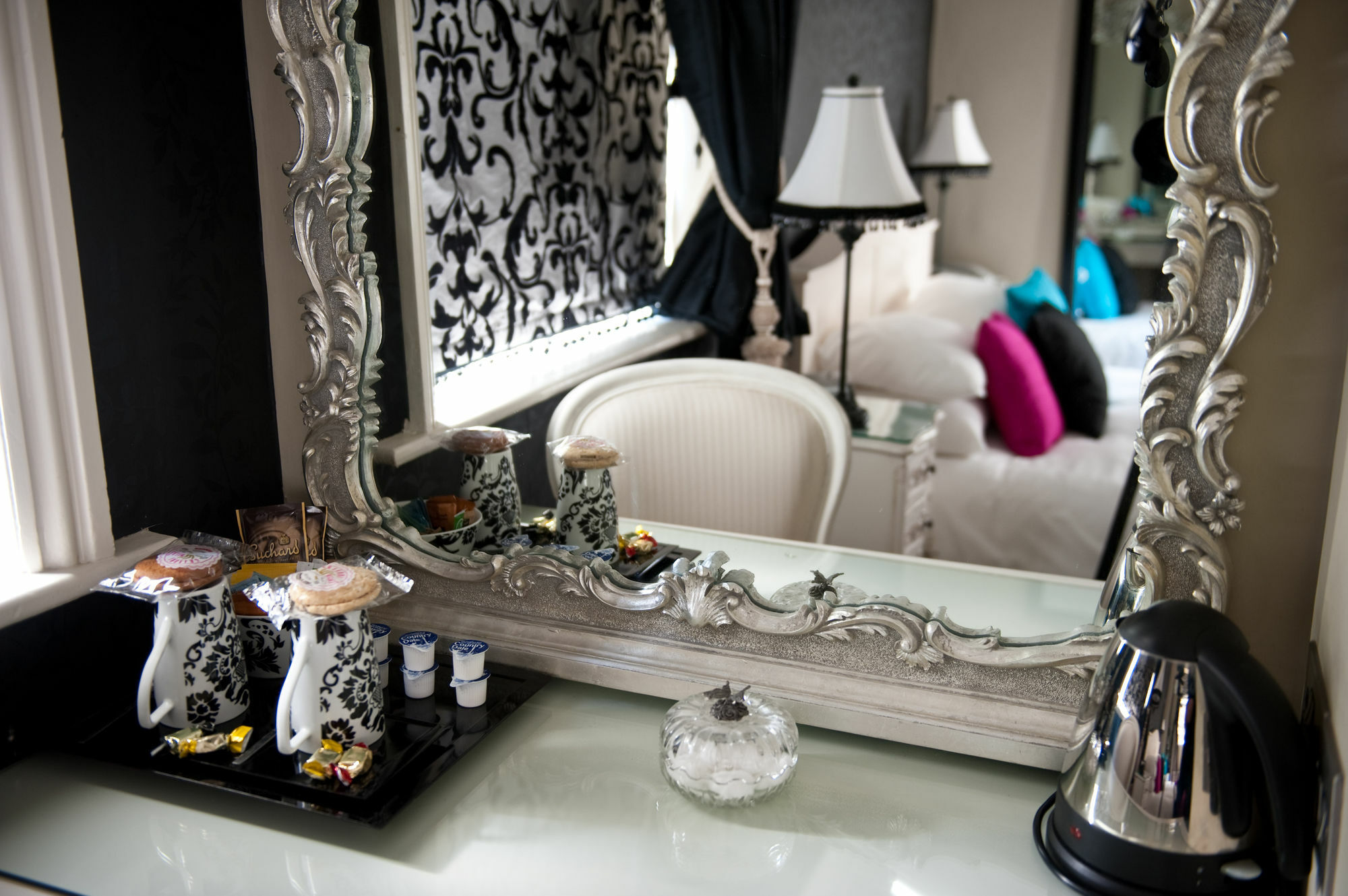 The Grafton Hotel Harrogate Eksteriør billede A dressing table