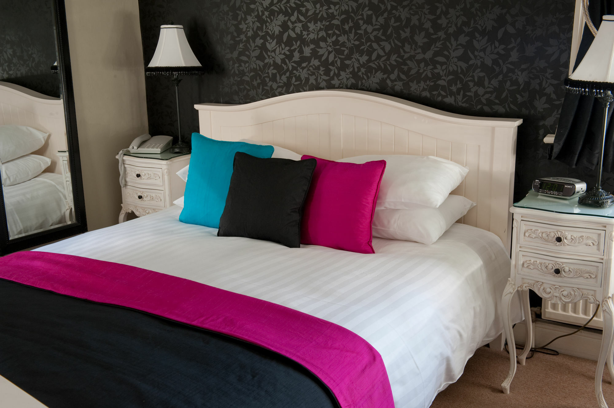 The Grafton Hotel Harrogate Eksteriør billede A bed with a bed runner