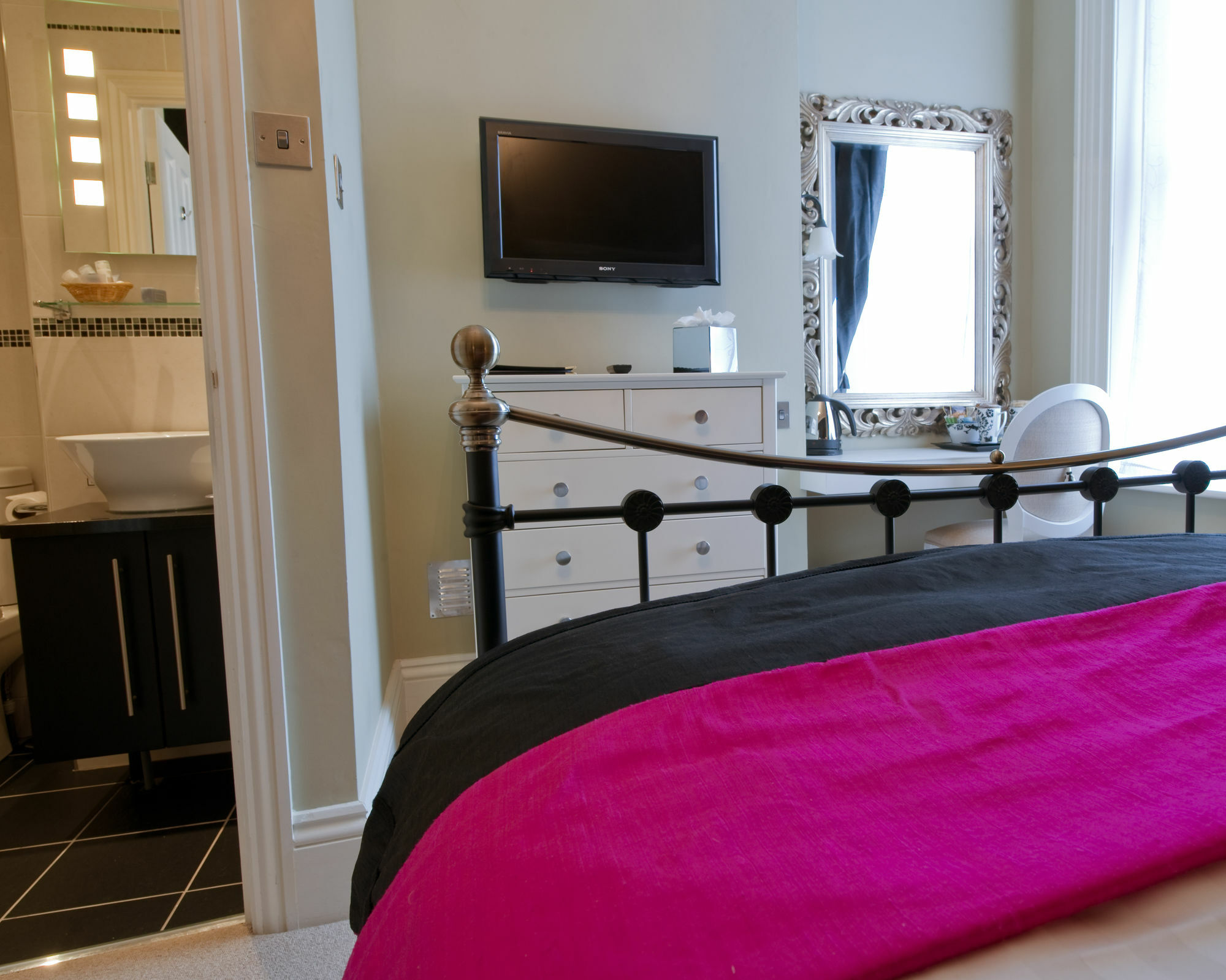 The Grafton Hotel Harrogate Eksteriør billede A bedroom at the hotel